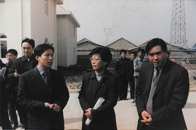 2001年2月20日，时任国家环保局副局长汪纪戎一行视察公司
